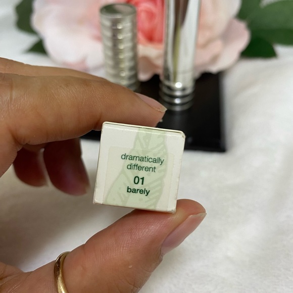 Clinique Dramatically Different Lipstick - 01 BARELY - FULL SIZE - Picture 4 of 5
